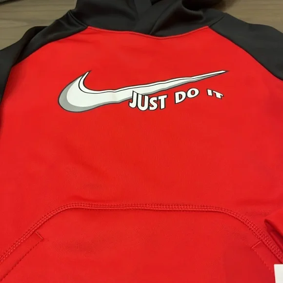 NWT! Nike Red and Black Therma-FIT Hoodie. Size 5. - Picture 3 of 10